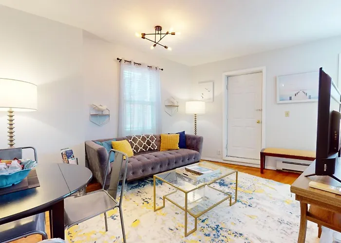 Chic 2Br With Modern Comforts