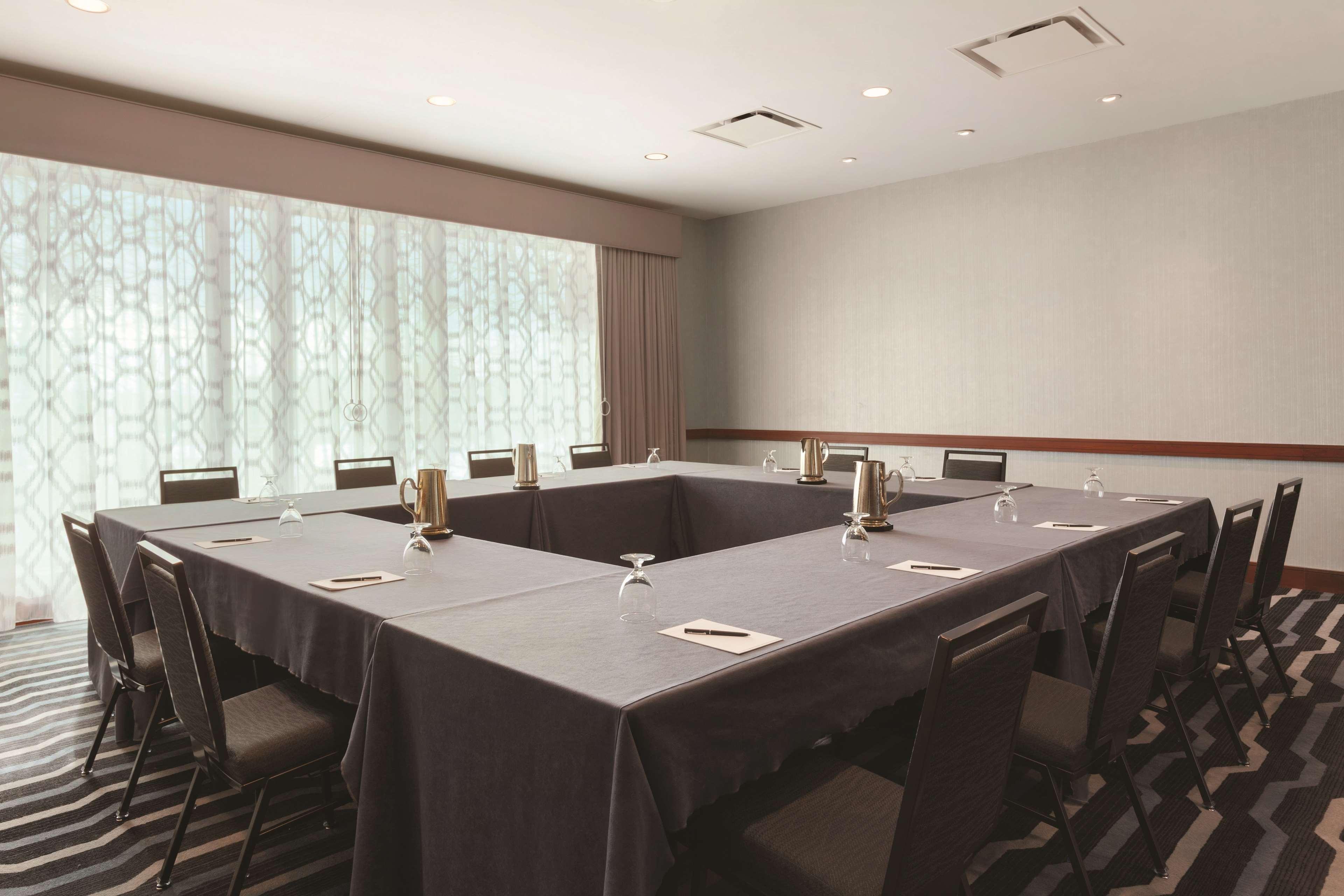 Hilton Logan Airport 4*