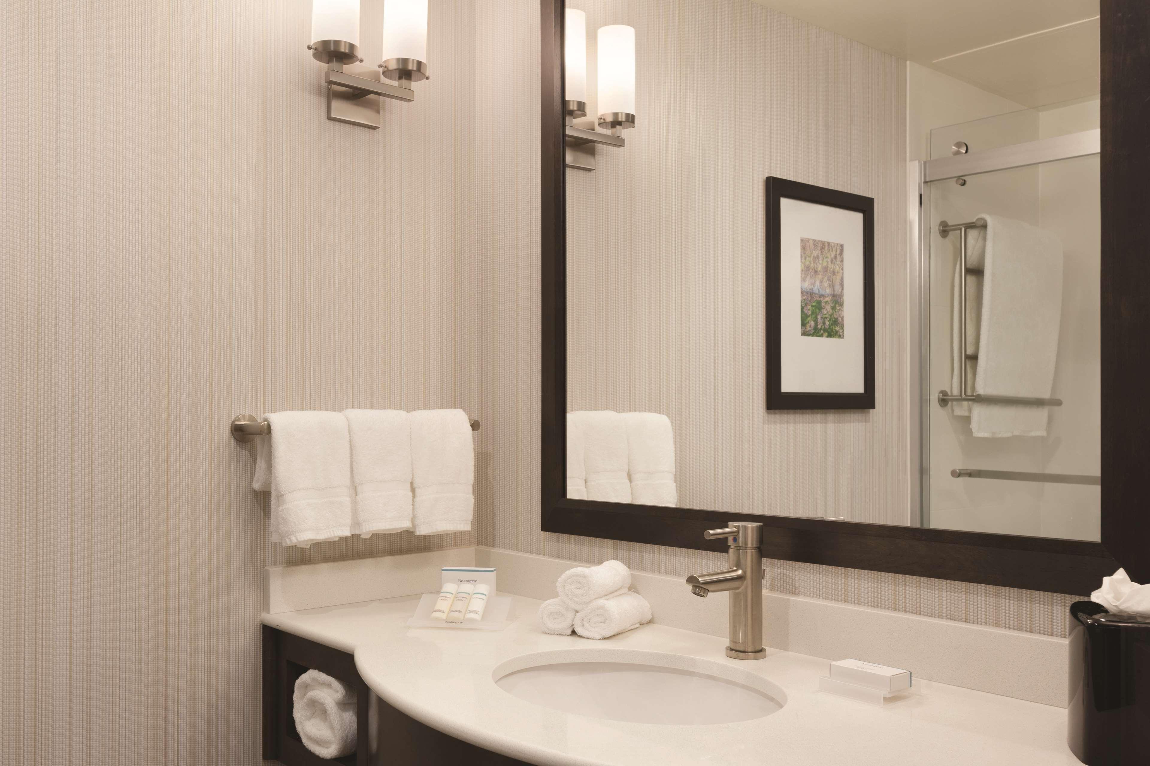 Hilton Garden Logan Airport Hotel 3*