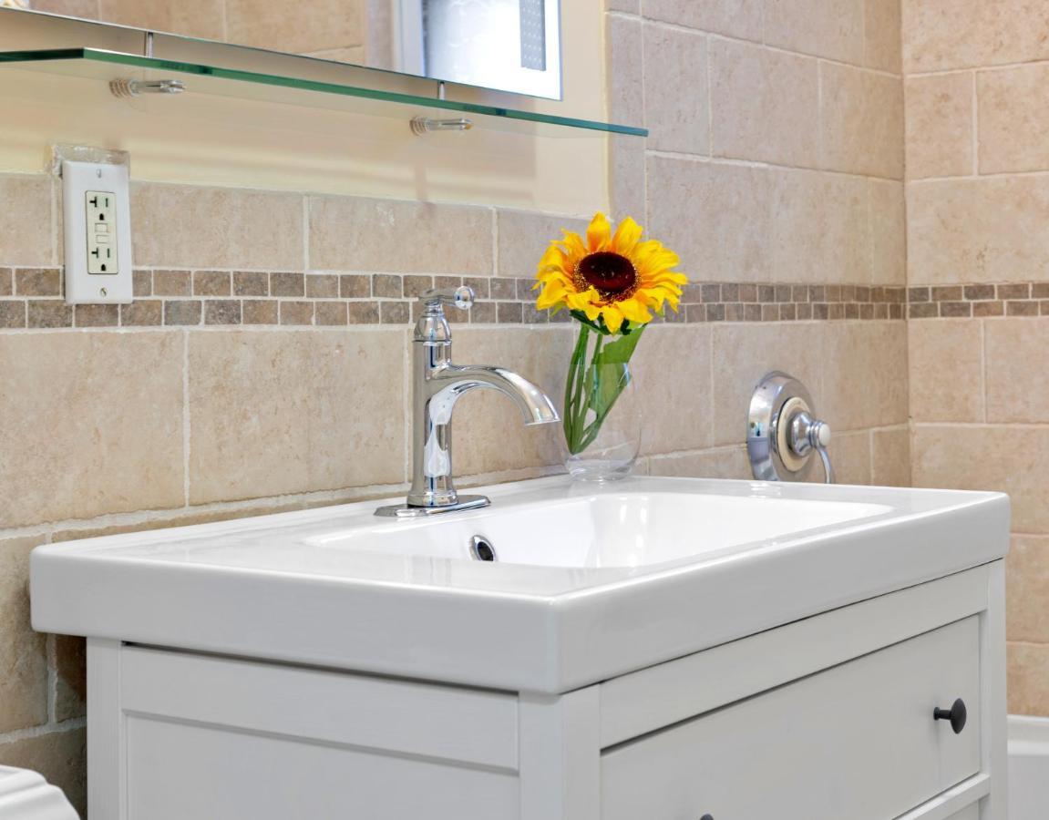 Bright & Spacious Apartment, Mins From Downtown Boston, Parking *