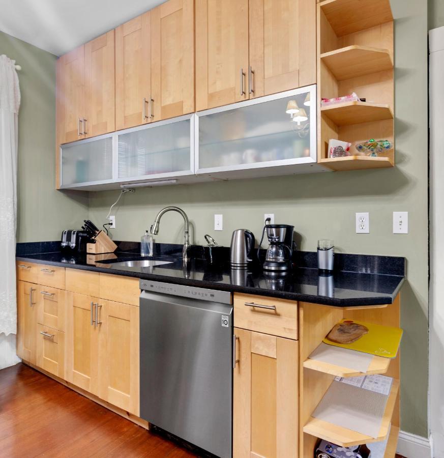 Bright & Spacious Apartment, Mins From Downtown Boston, Parking *