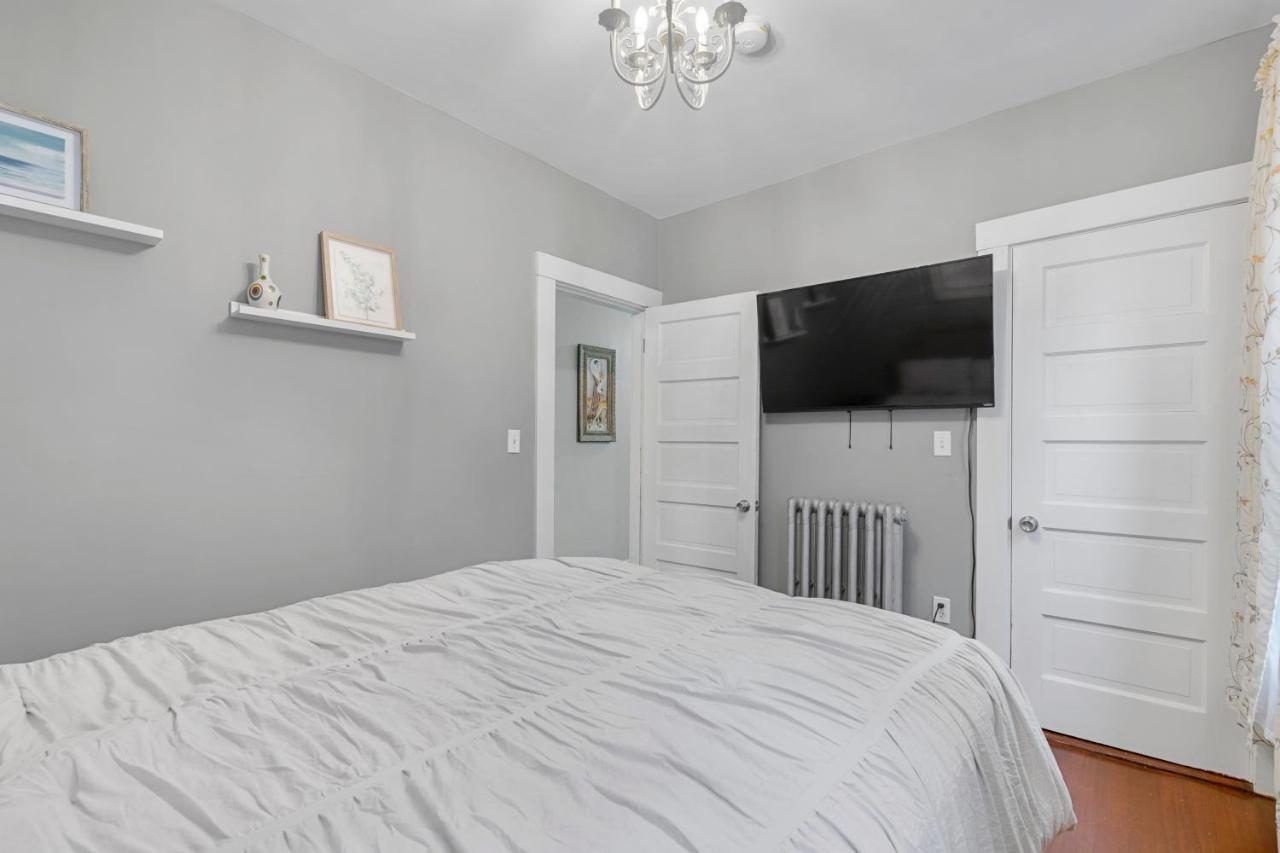 Apartamento Bright & Spacious Apartment, Mins From Downtown Boston, Parking