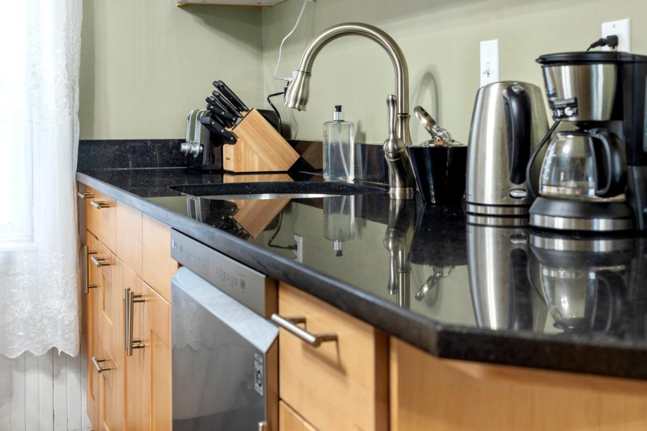 Bright & Spacious Apartment, Mins From Downtown Boston, Parking