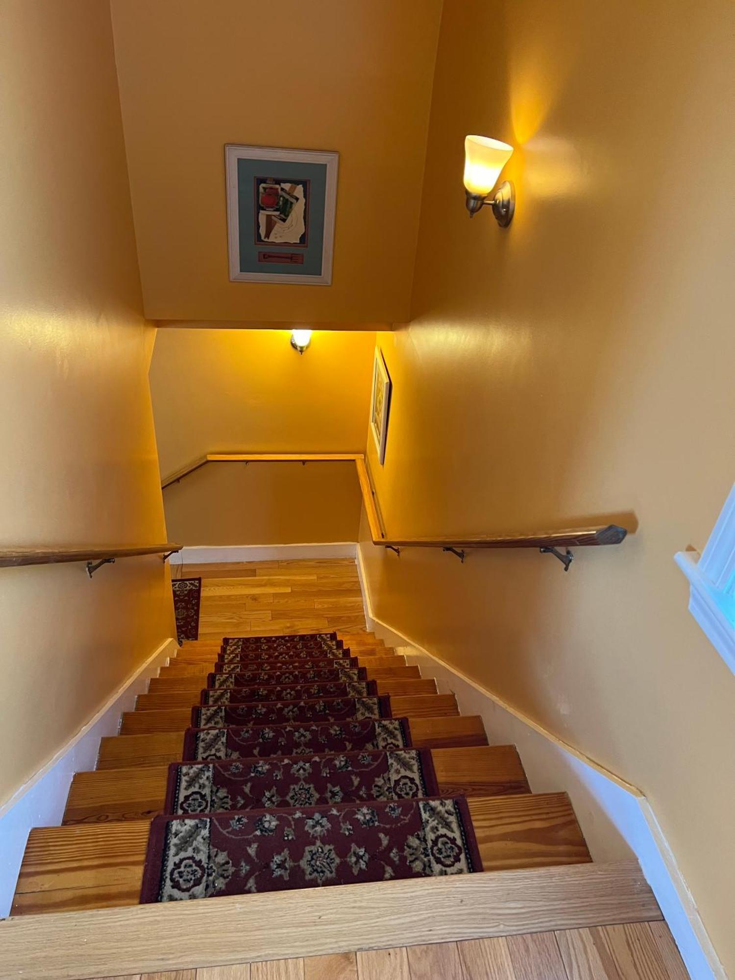 Beautiful Townhouse, 2 Bedrooms, 2 Bath Apartment