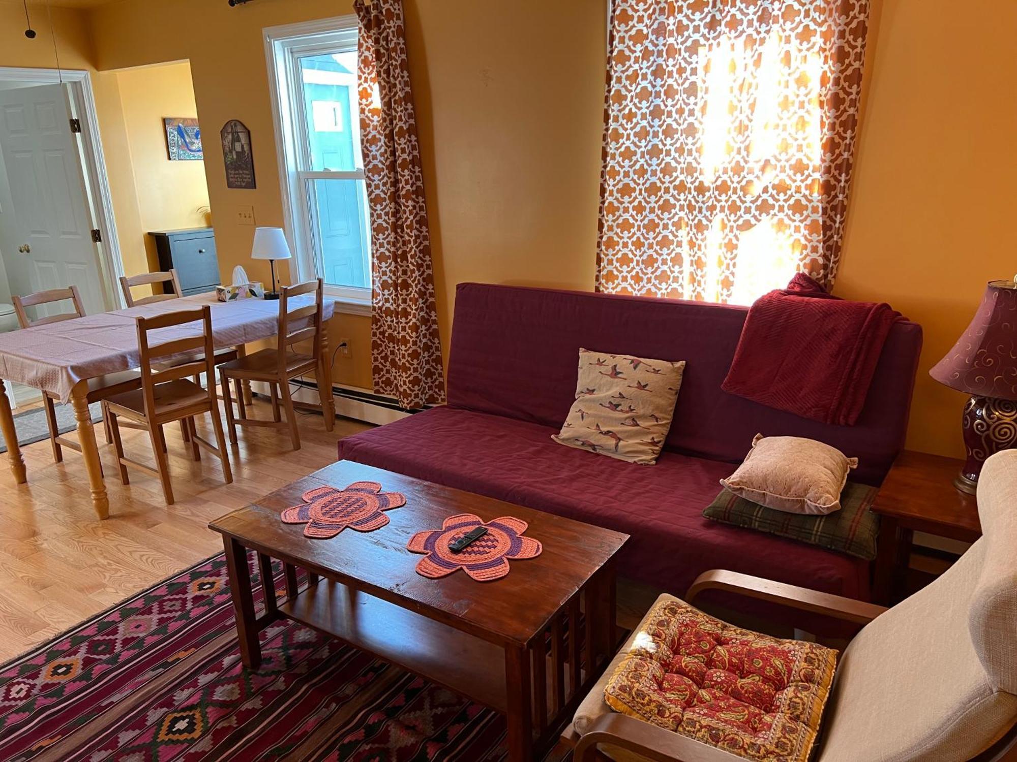 Beautiful Townhouse, 2 Bedrooms, 2 Bath Apartment *