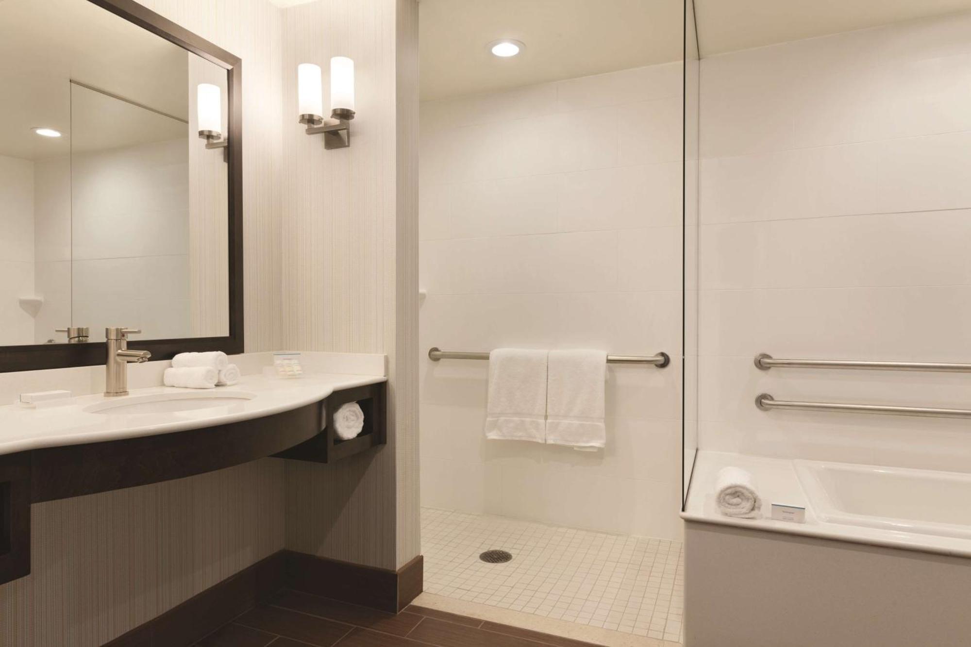 Hotel Hilton Garden Logan Airport 3*
