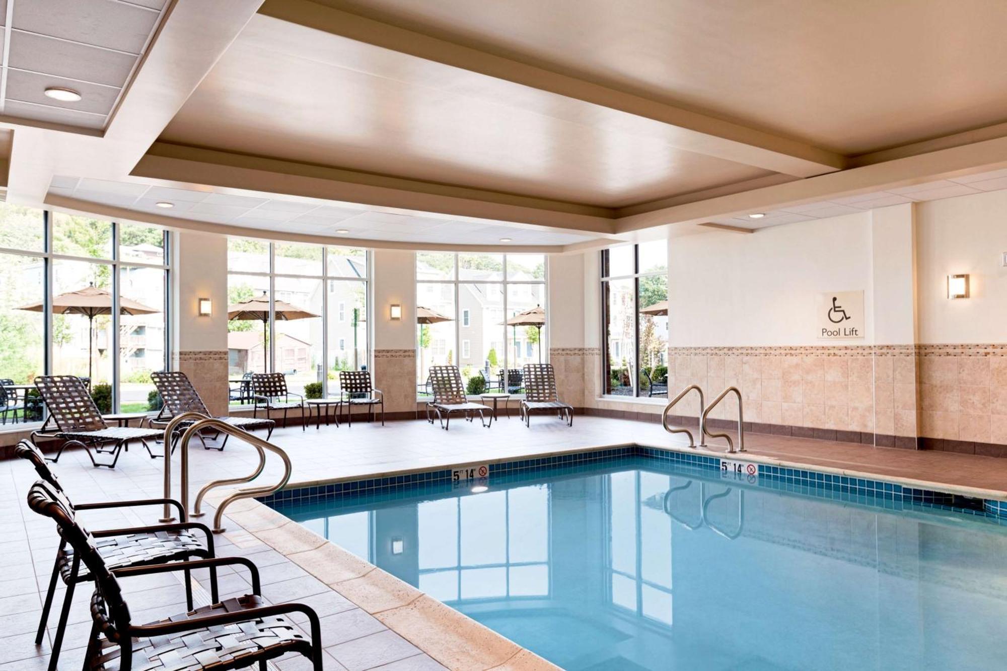 Hilton Garden Logan Airport 3*