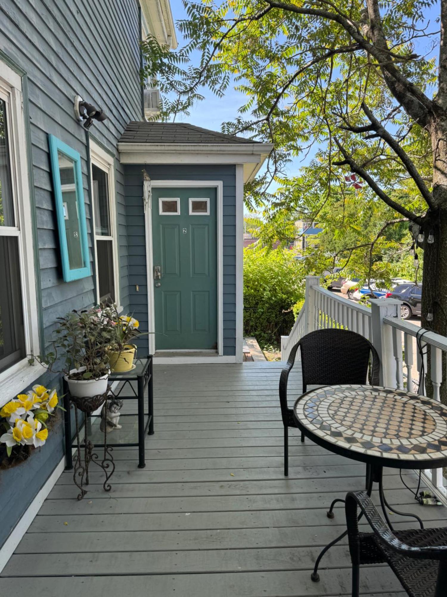 Beautiful Townhouse, 2 Bedrooms, 2 Bath Apartment *
