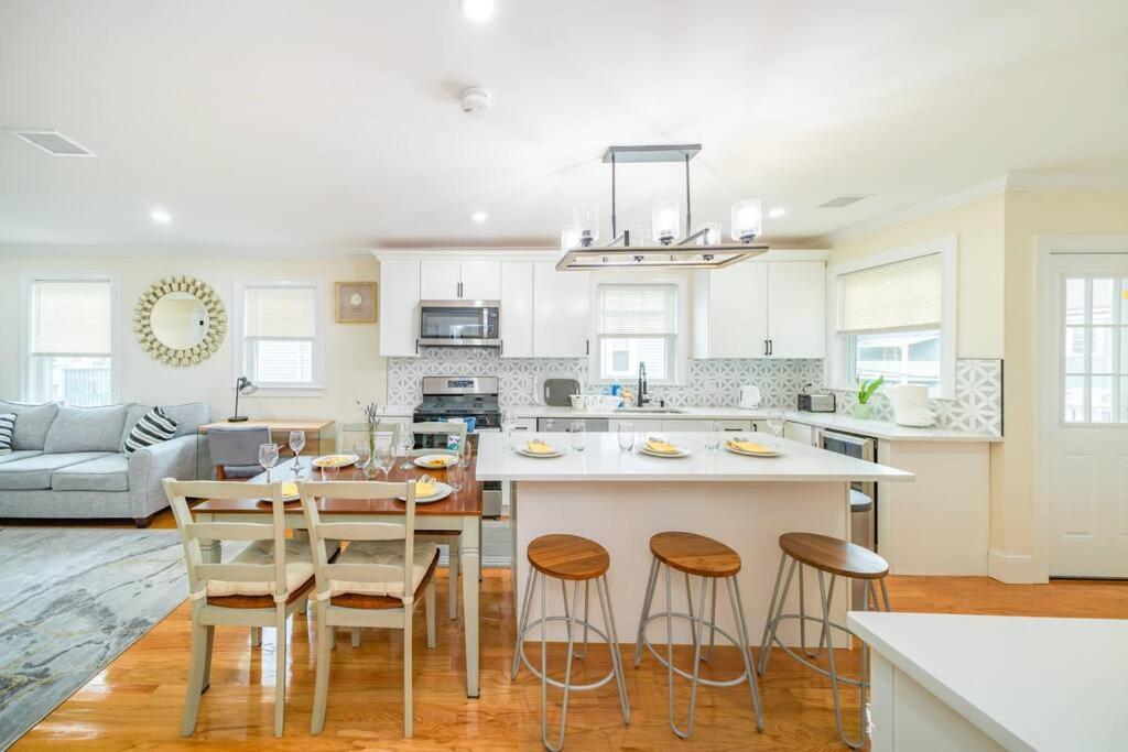 80-2 Newly Renovated, Luxury In Apartment