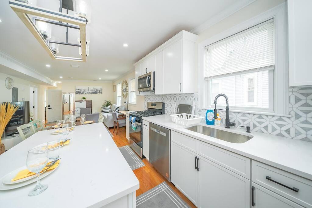 80-2 Newly Renovated, Luxury In Apartment *