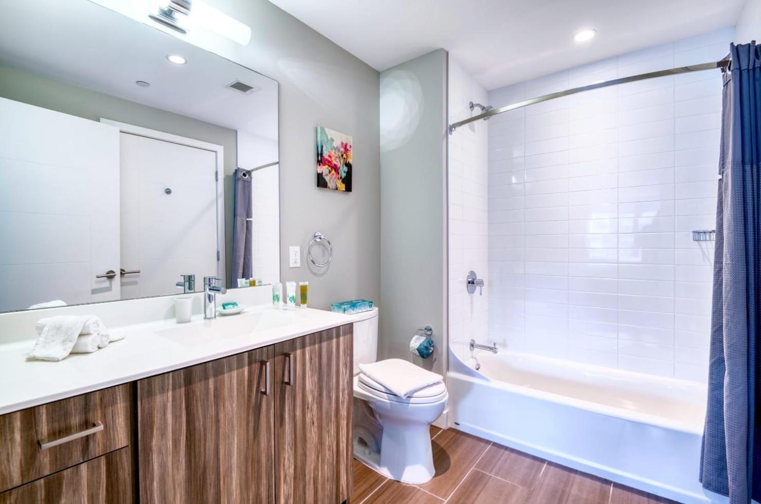 Modern With Water Views - Via-1816 Apartment *