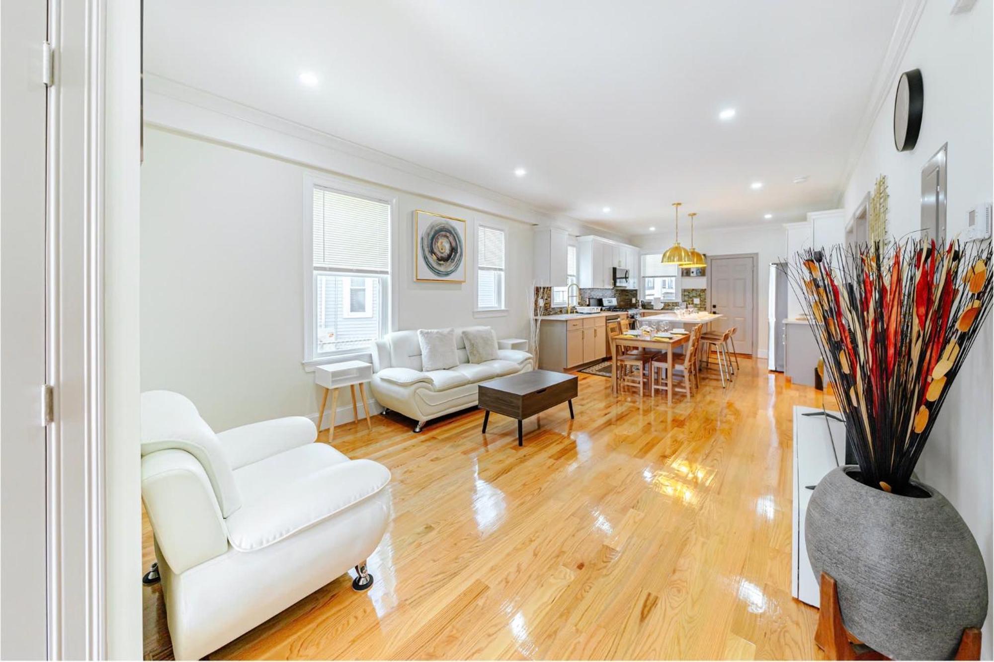 82 Newly Renovated, Luxury In Apartment *