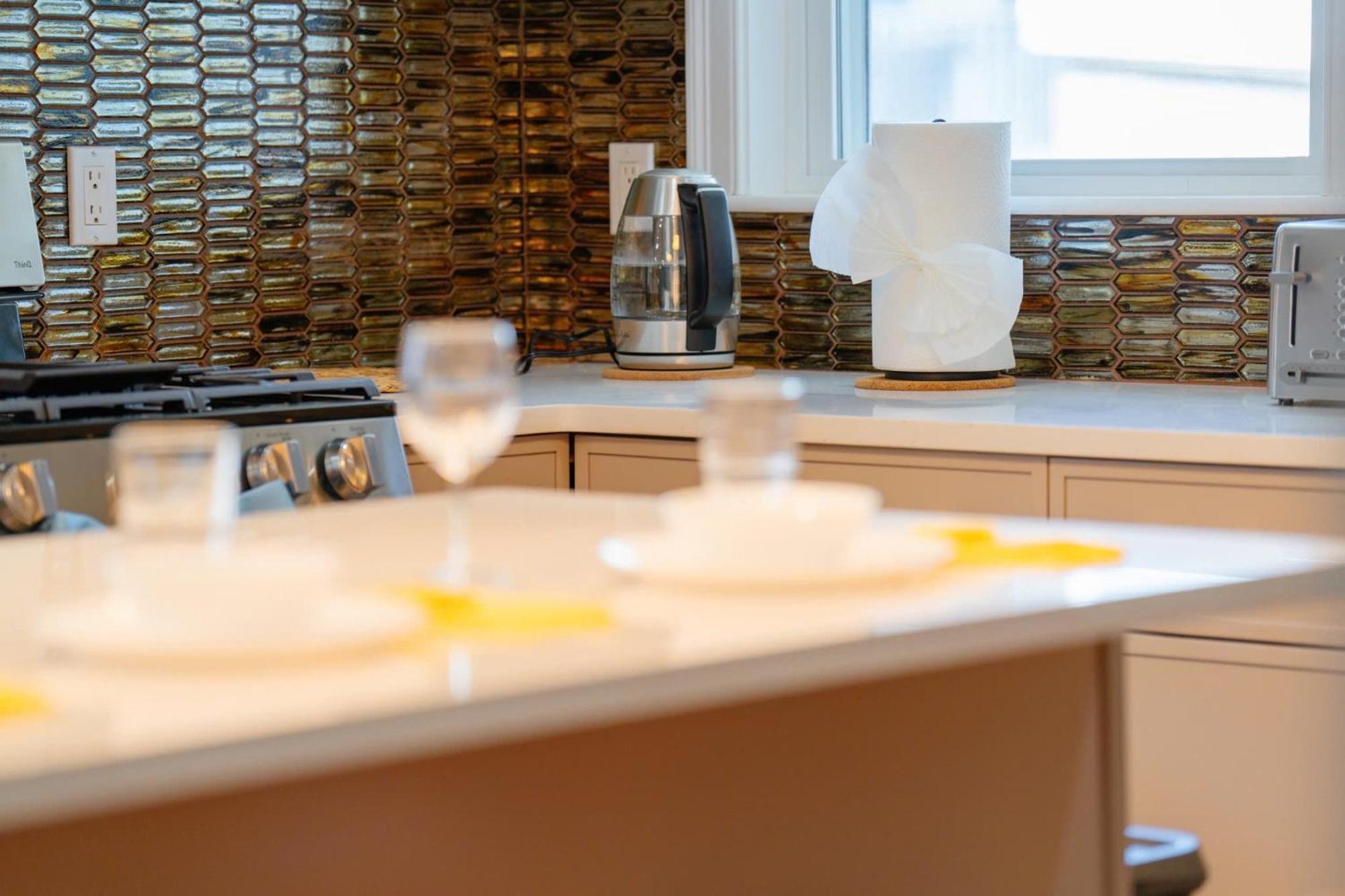 82 Newly Renovated, Luxury In Apartment *