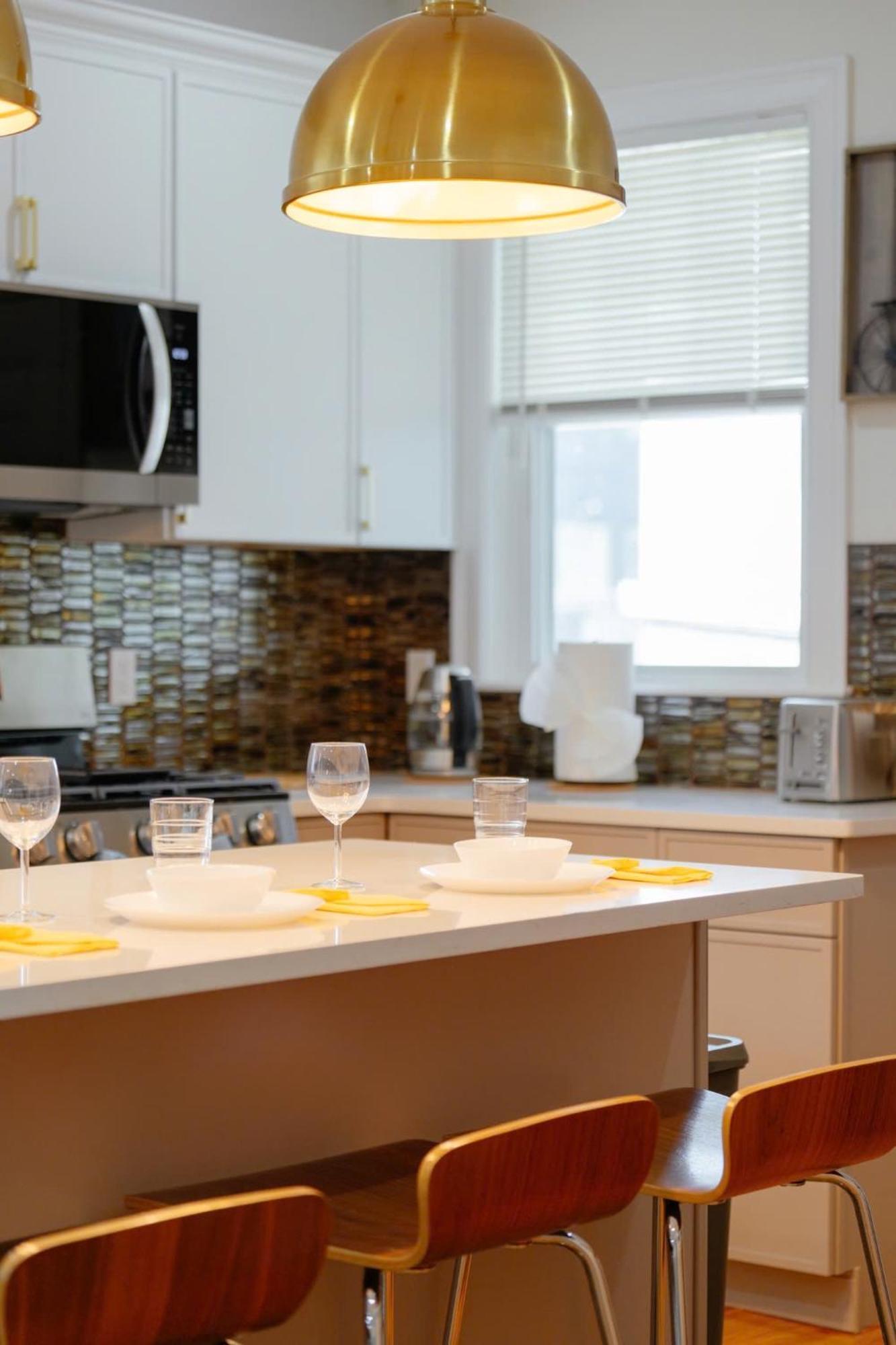 82 Newly Renovated, Luxury In Apartment *
