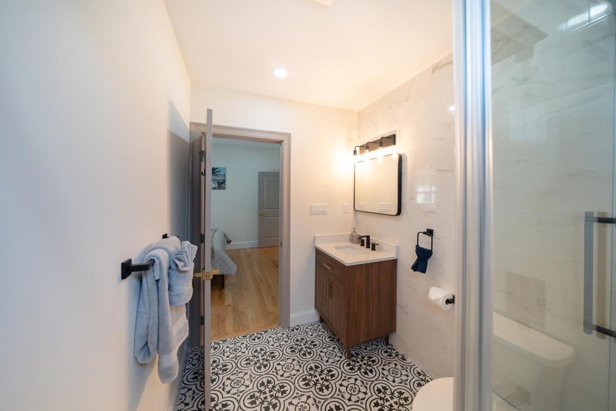 82 Newly Renovated, Luxury In Apartment *