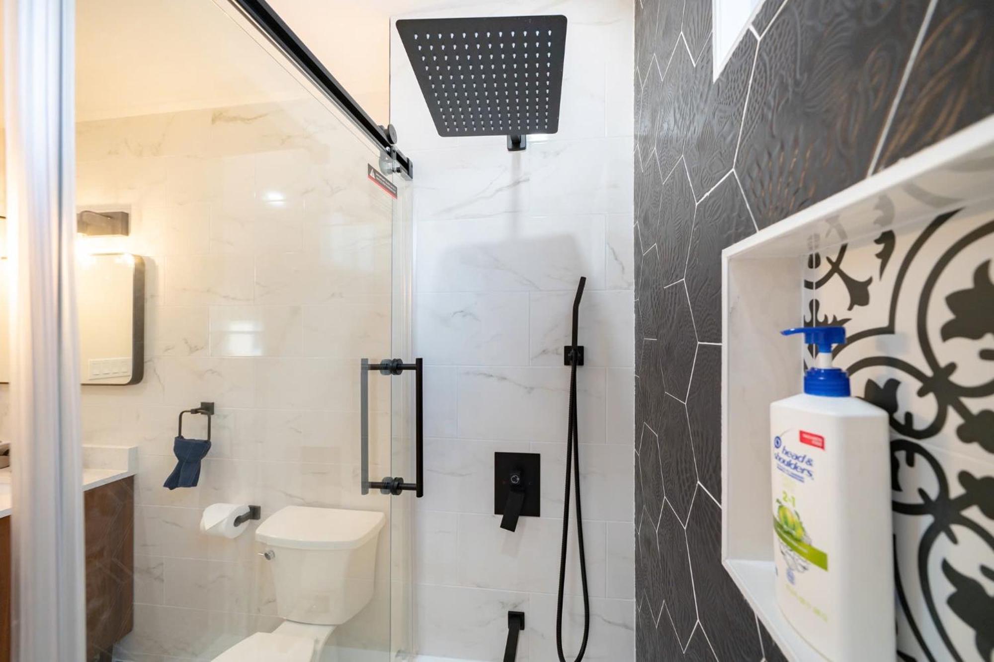 82 Newly Renovated, Luxury In Apartment