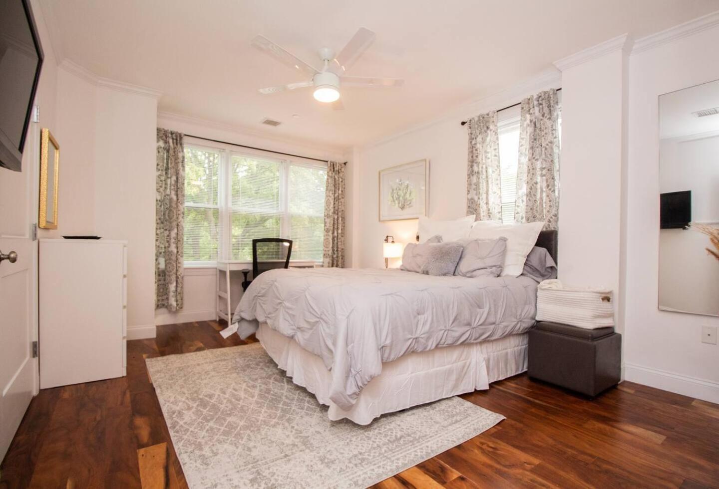 Stylish 2br W Full Kitchen, Laundry & Cen Air Apartment Boston