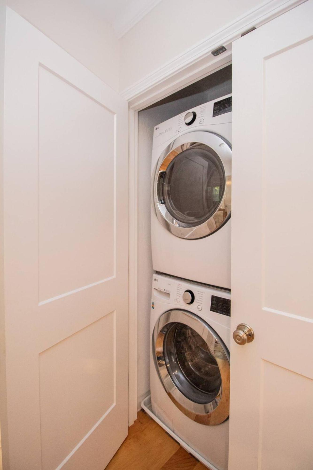 Stylish 2br W Full Kitchen, Laundry & Cen Air Apartment *
