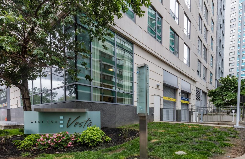 Global Luxury Suites At West End Apartment *