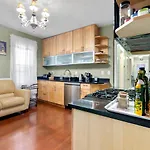 Bright & Spacious Apartment, Mins From Downtown Boston, Parking