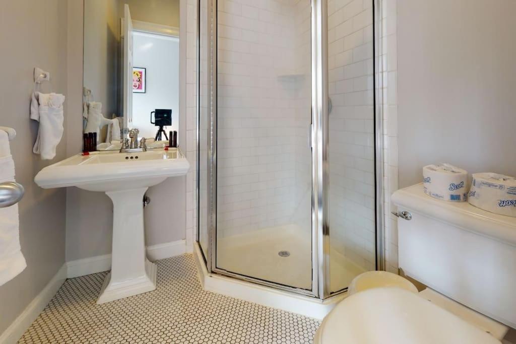 Centrally Located In The Southend, #25 Aparthotel