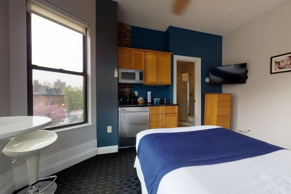 Centrally Located In The Southend, #25 *