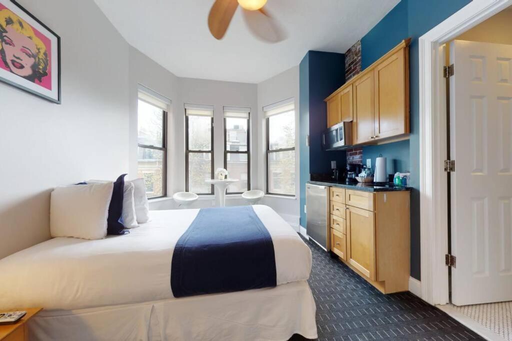 Centrally Located In The Southend, #25 *