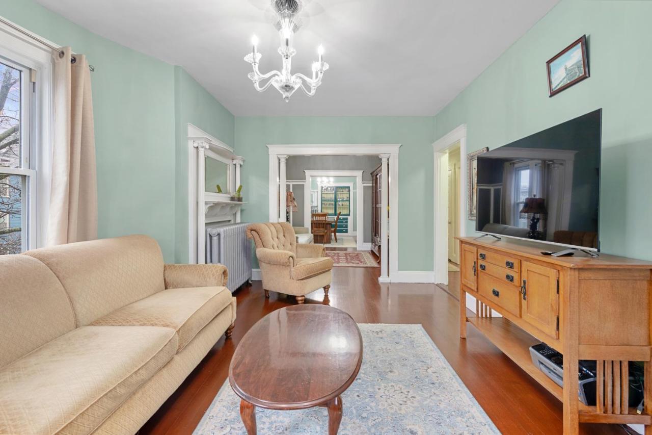 Bright & Spacious Apartment, Mins From Downtown Boston, Parking *
