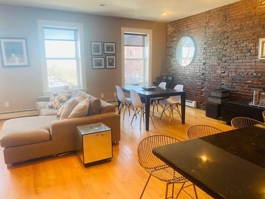 Harbor Views Modern North End Free Parking! Apartment Boston