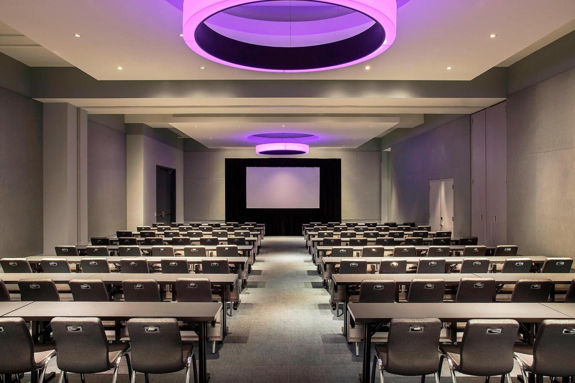 Aloft Seaport District 4* Boston