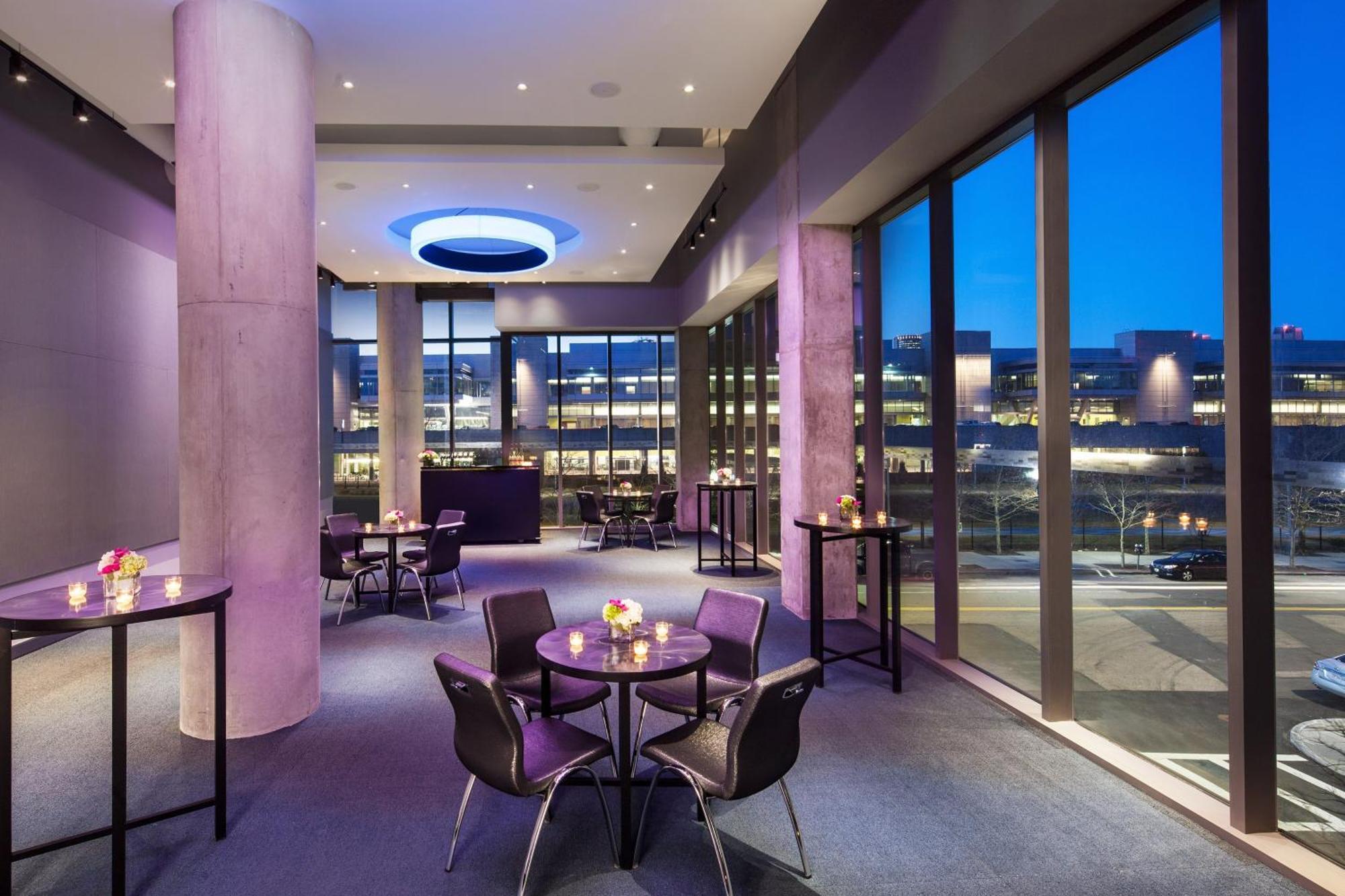 Aloft Seaport District 4* Boston