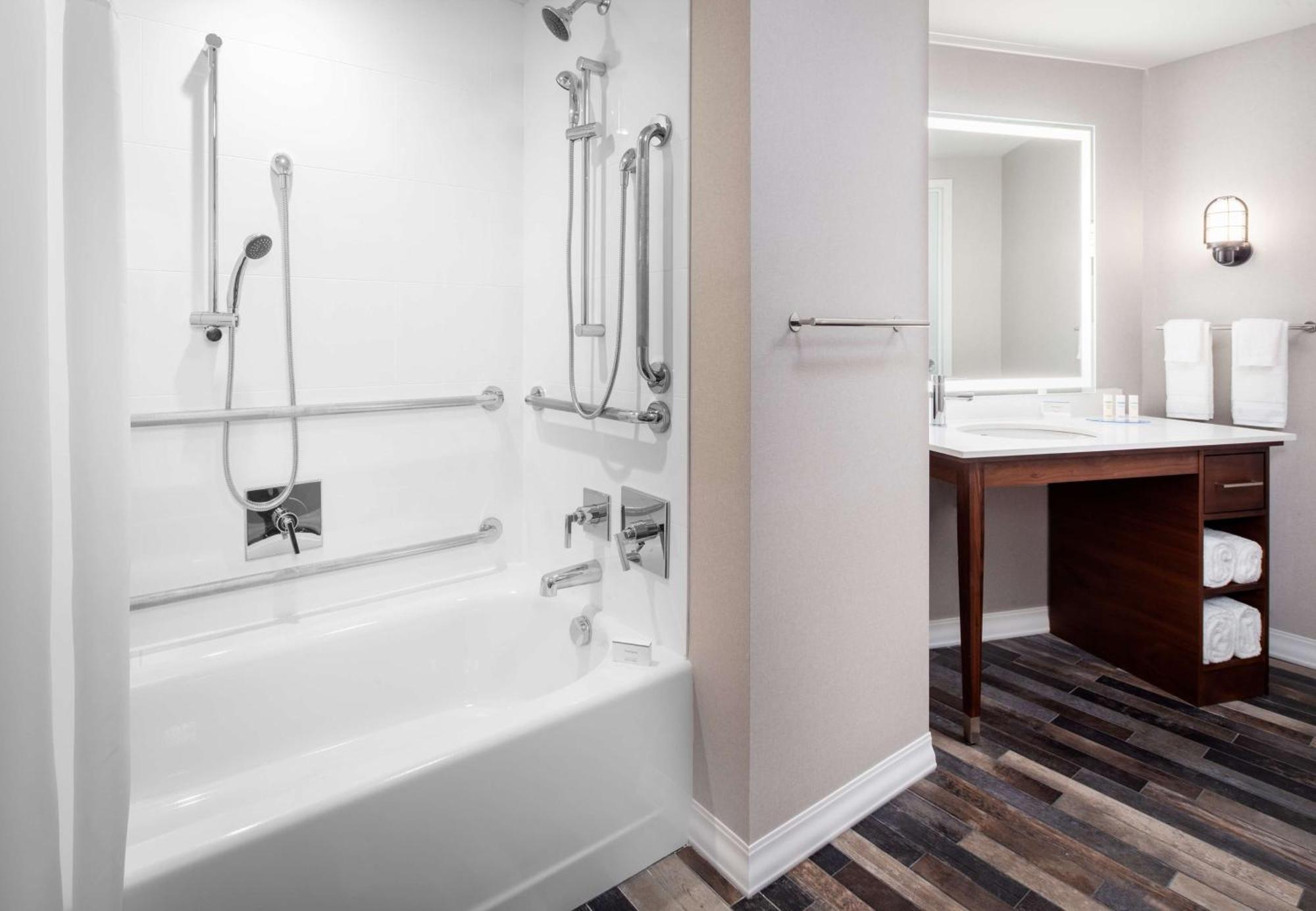 Hampton Seaport District Hotel 3*