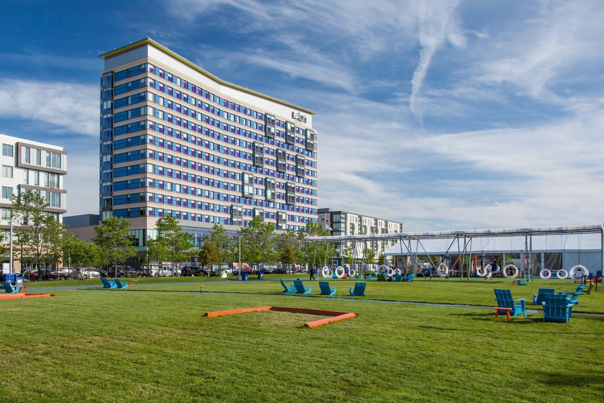Aloft Seaport District Hotel