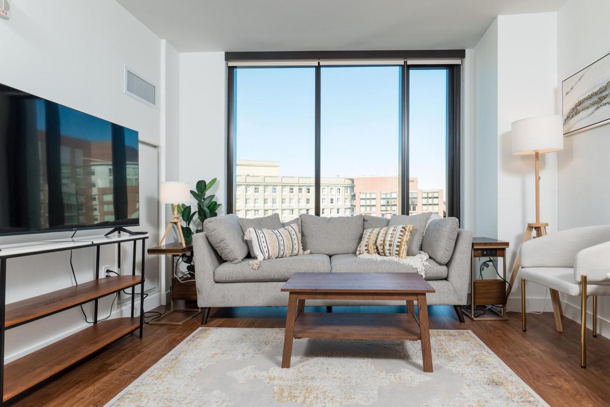 Luxury 2br Backbay Common T-station Roof Lounge Gym *