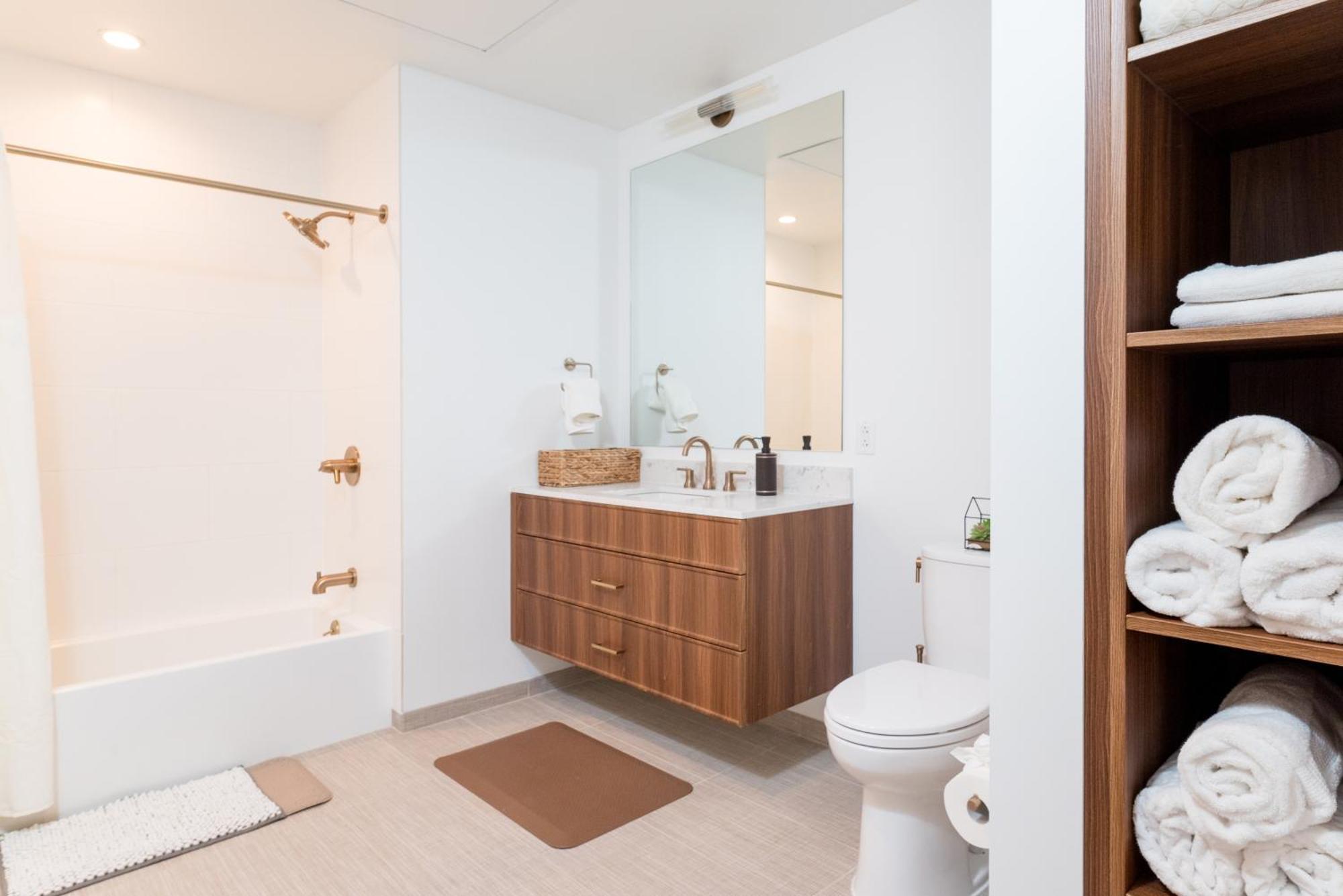 Luxury 2br Backbay Common T-station Roof Lounge Gym