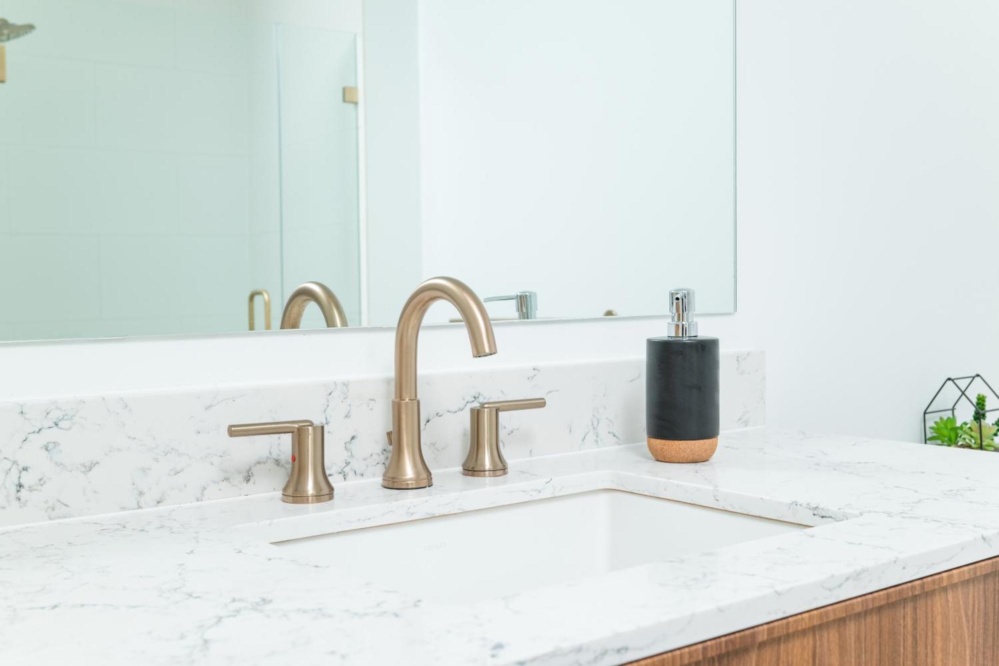 Luxury 2br Backbay Common T-station Roof Lounge Gym