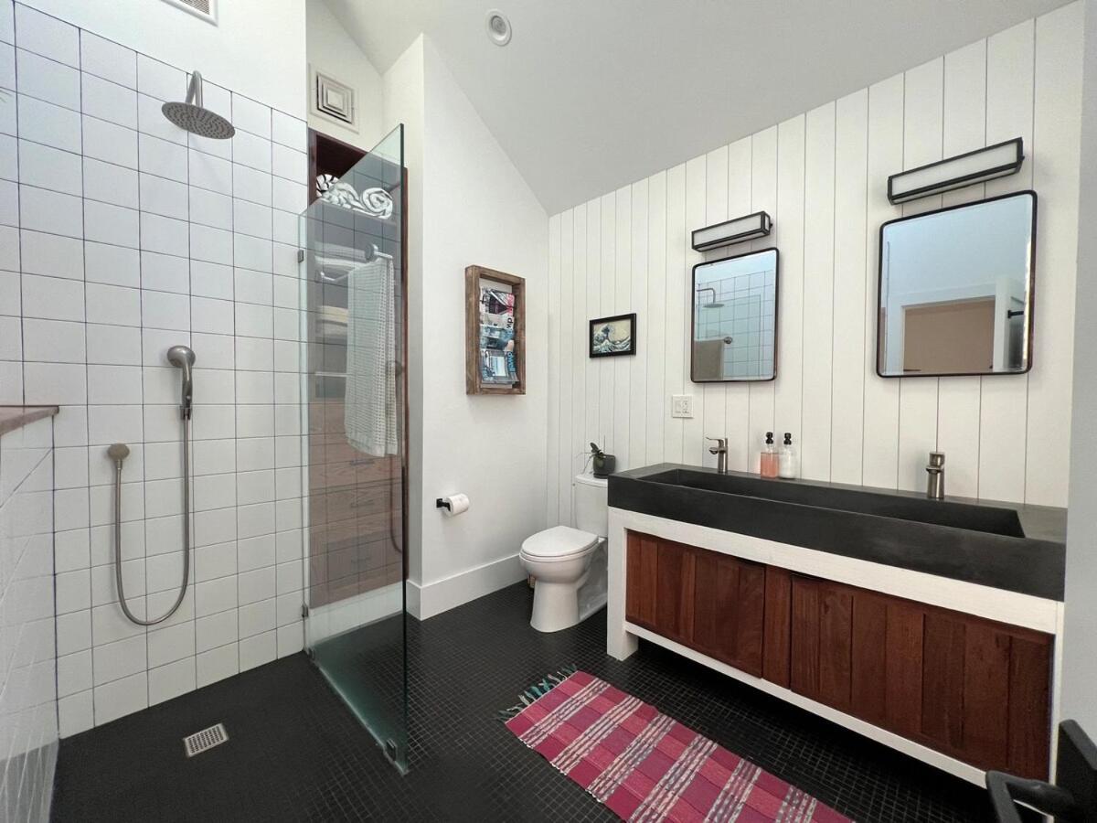 Waterfront Escape - Close To Airport & Downtown Pousada