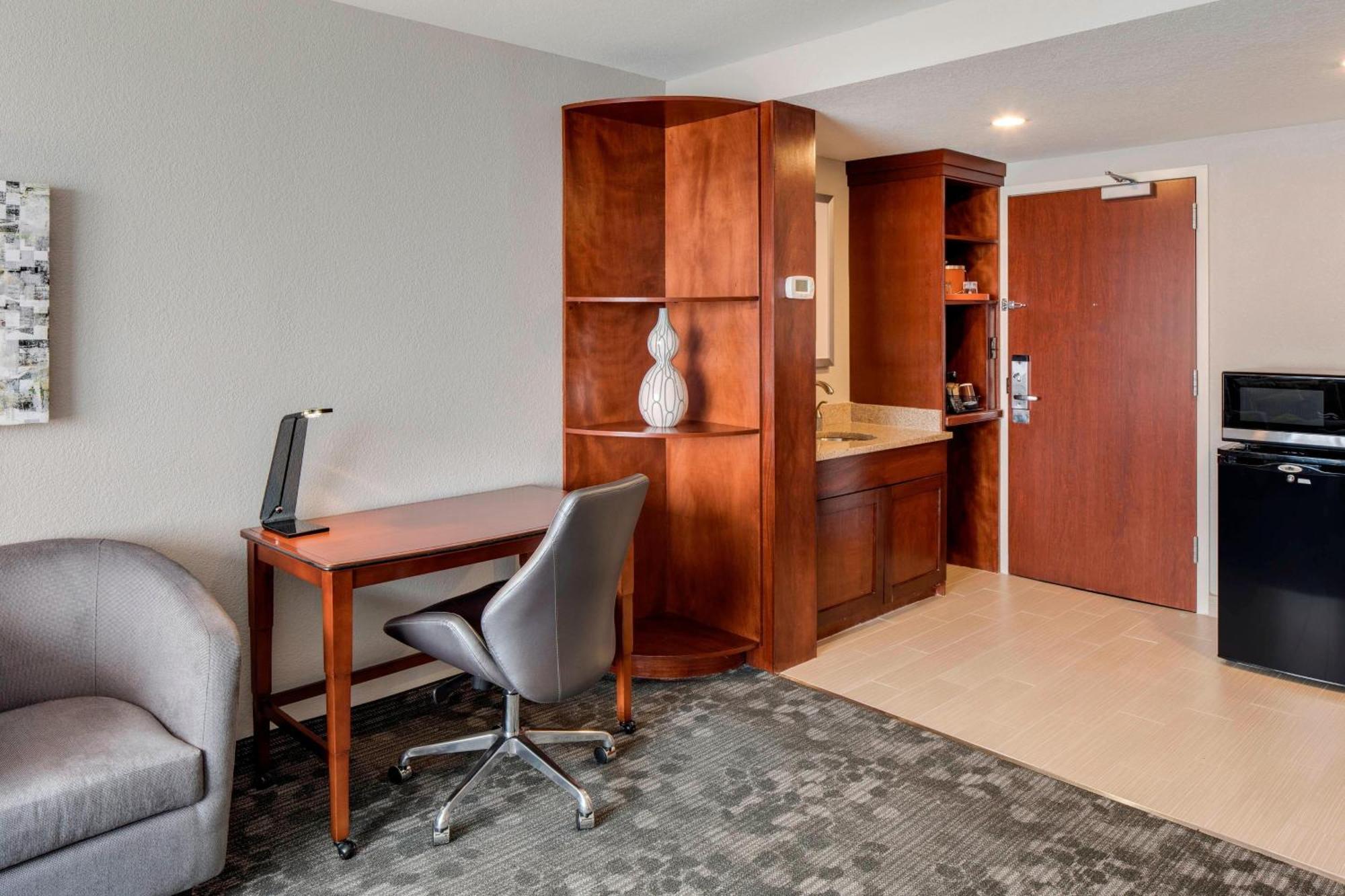 Courtyard By Marriott Logan Airport