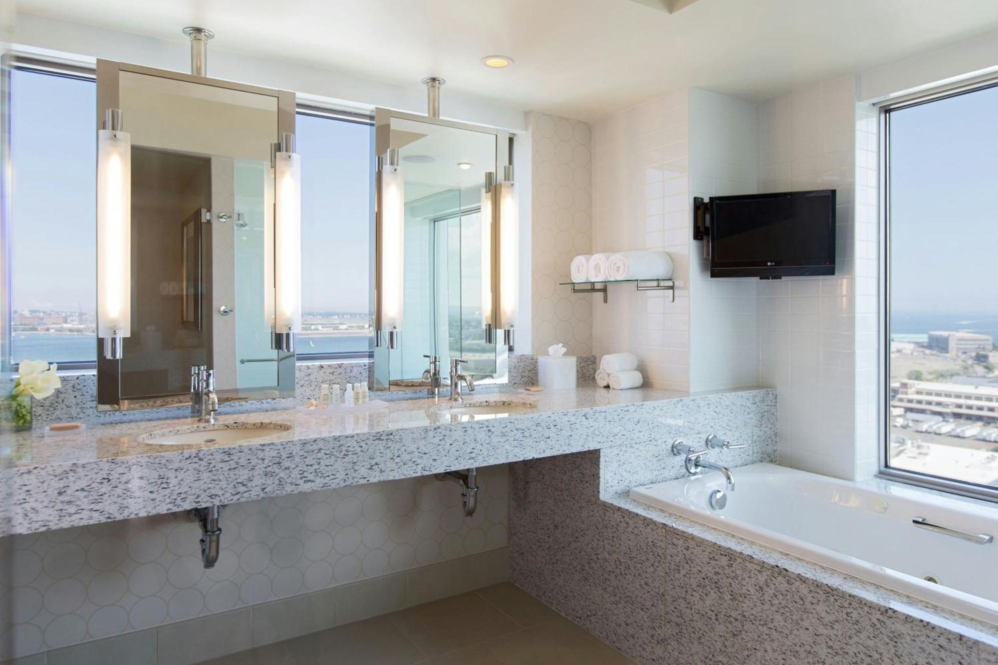 Renaissance Seaport District 4*