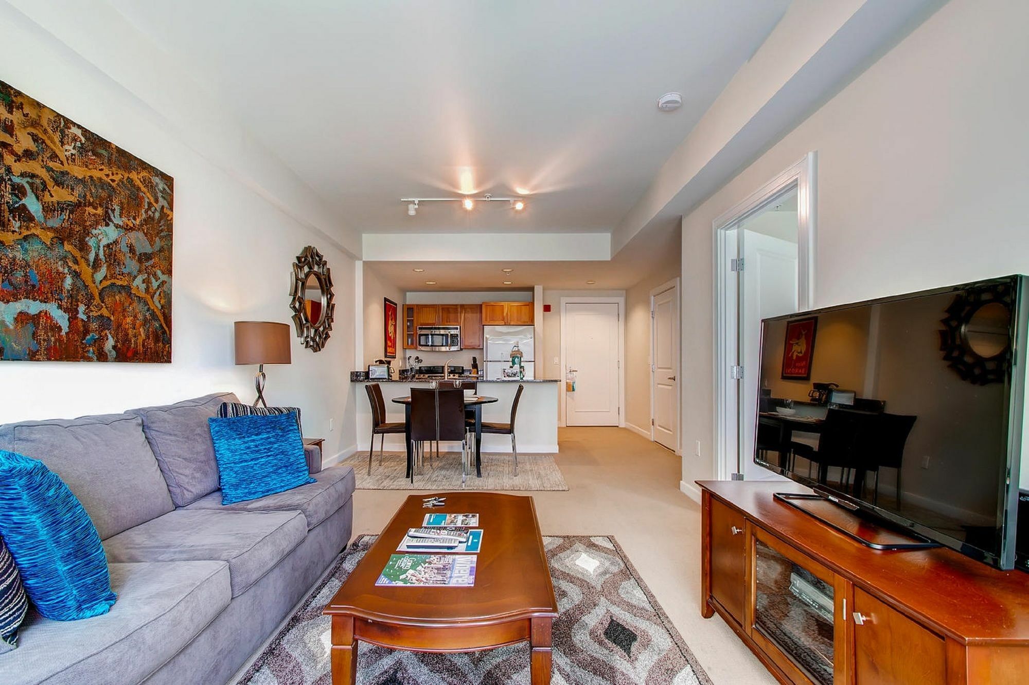Global Luxury At West End Apartment